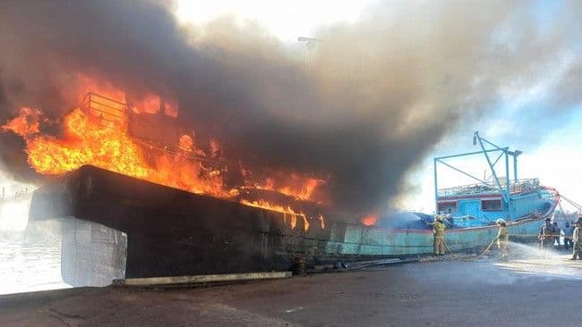 dua_kapal_terbakar_di_kecamatan_perairan_menewaskan_tiga_orang
