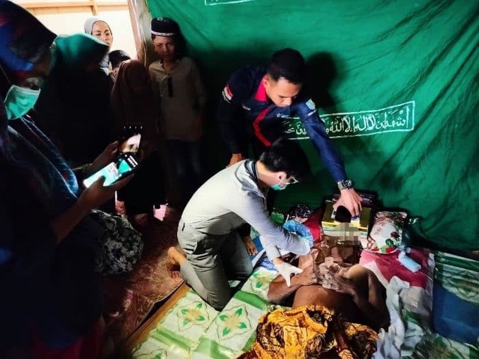 nelayan_ditemukan_mengapung_di_laut_keluarga_iklas