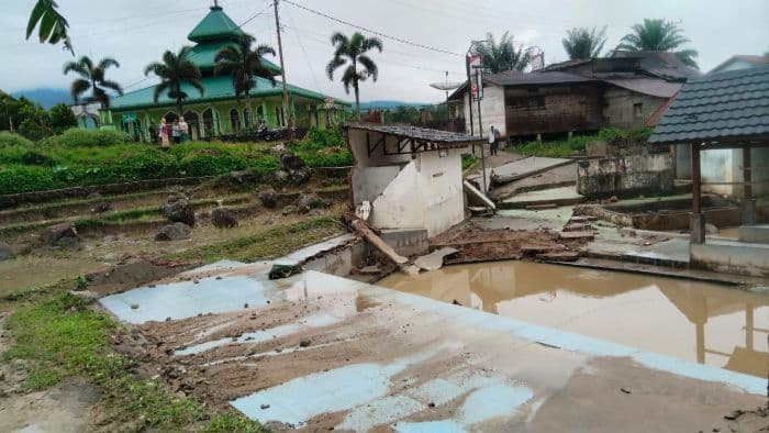 pemandian_air_panas_di_sipirok_porakporanda_diterjang_banjir