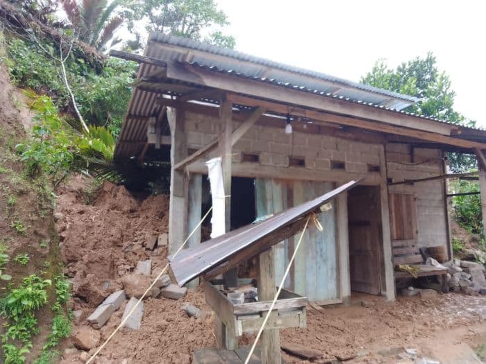 penampakan_rumah_warga_tertimbun_longsor_di_tapsel