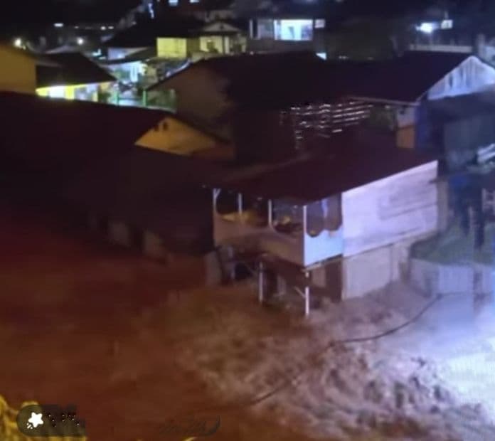 padangsidimpuan_banjir_warga_tinggalkan_rumah