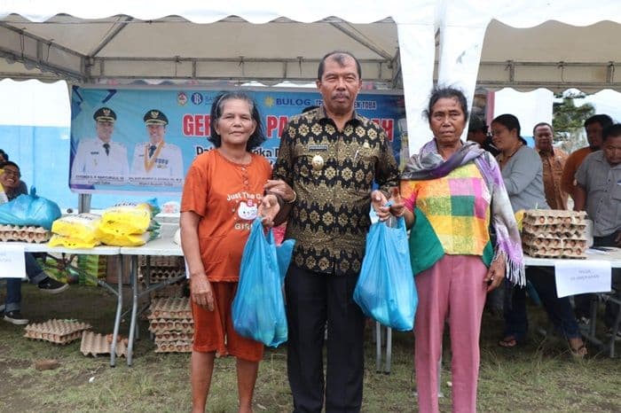 wakil_bupati_toba_traktir_lansia_saat_belanja_sembako_di_pasar_murah