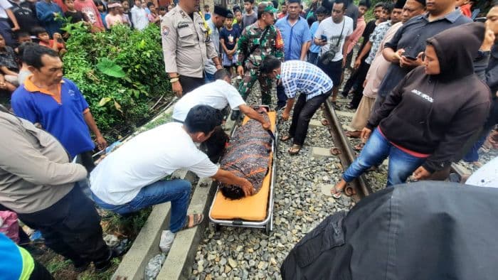 wanita_lansia_tertabrak_kereta_api_di_sinaksak_simalungun