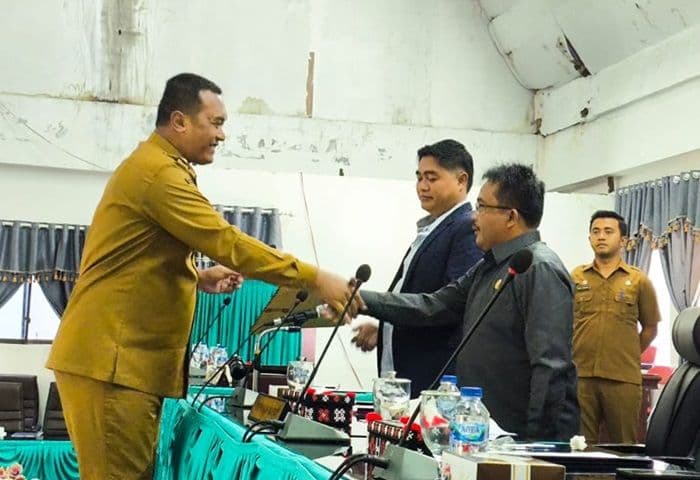 bupati_toba_sampaikan_nota_pengantar_lkpj_ta_2024_kemiskinan_meningkat