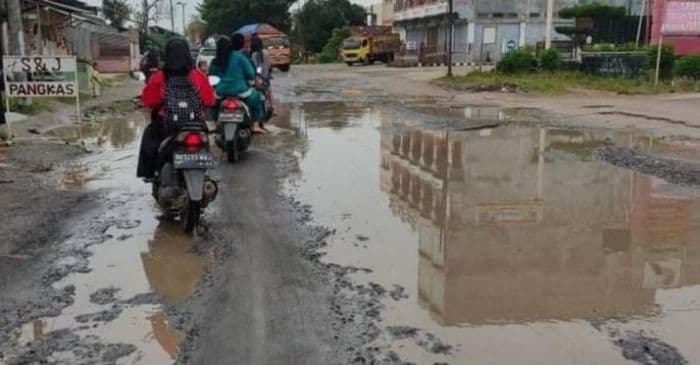 camat_galang_surati_gubernur_sumut_minta_perbaikan_jalan_rusak_jelang_mtq_kabupaten