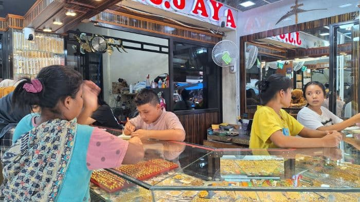 dampak_kebijakan_trump_pembeli_emas_menurun_di_kota_medan