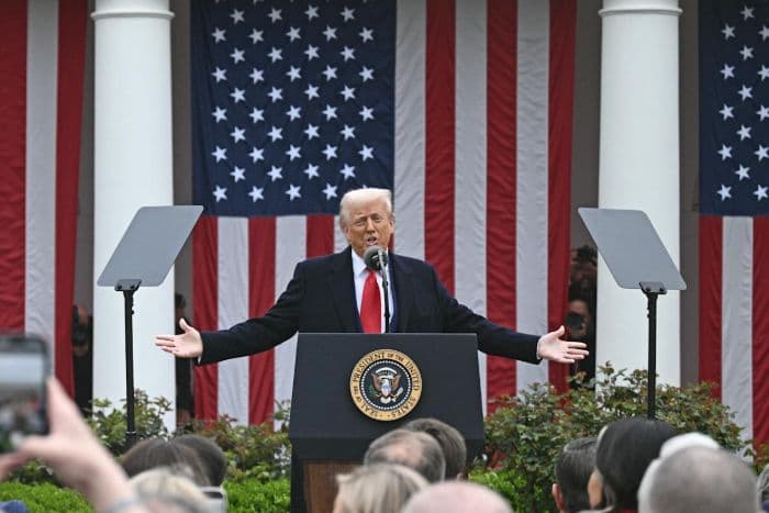 donald_trump_bebaskan_tarif_impor_tinggi_untuk_produk_elektronik_china