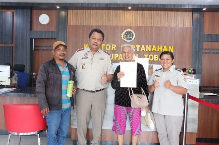 lansia_81_tahun_ini_apresiasi_bpn_toba_atas_penyelesaian_sertifikat_tanah