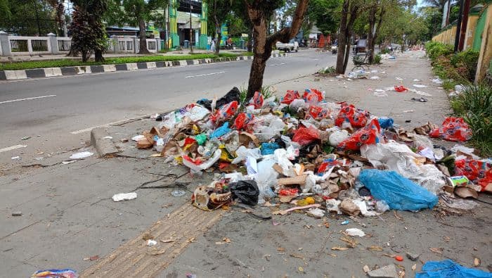 sampah_menumpuk_di_depan_rumah_dinas_bupati_langkat_usai_ajang_road_race