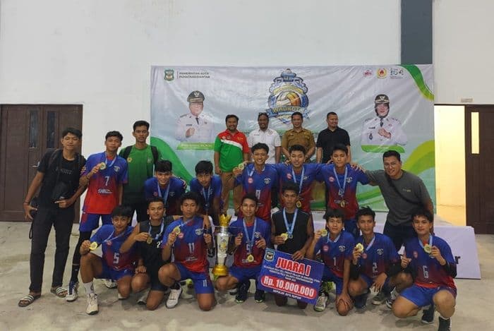 sekda_tutup_turnamen_bola_voli_tingkat_pelajar_sumut_piala_wali_kota_siantar