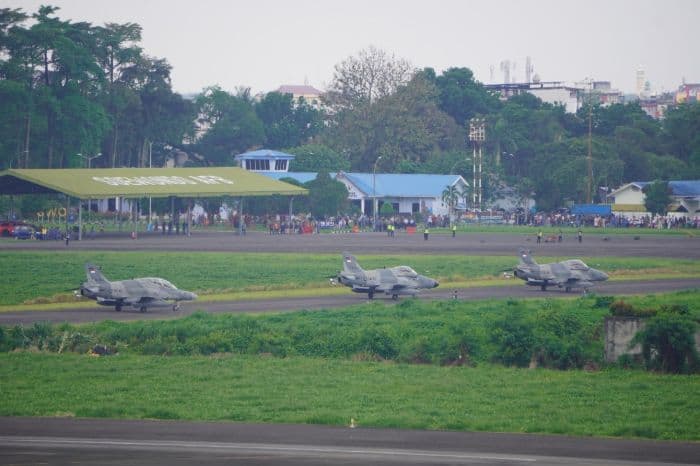 tni_au_gelar_latihan_refueling_pesawat_tempur_hawk_di_lanud_soewondo