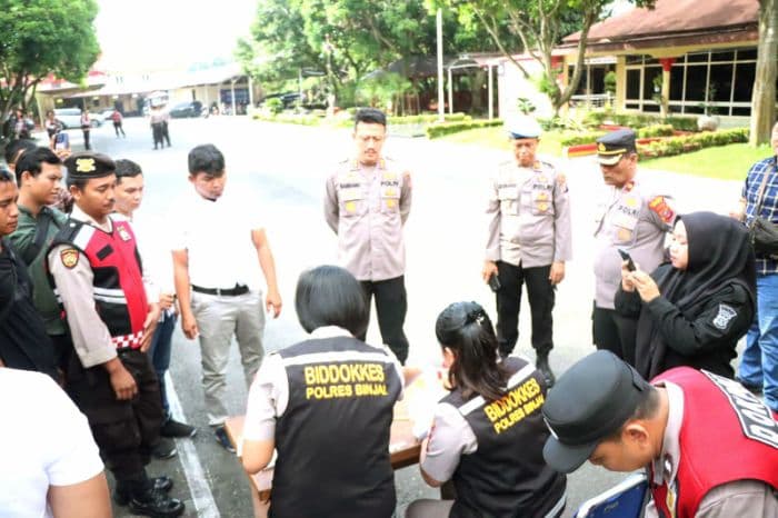 kapolres_binjai_gelar_tes_urine_mendadak_seluruh_personel_negatif_narkoba