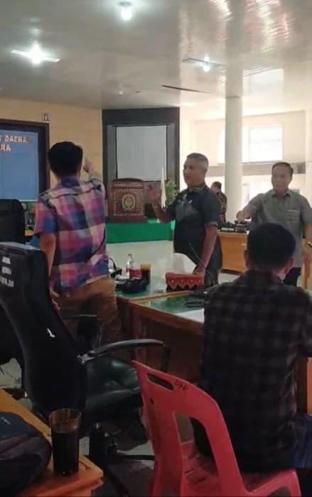 ricuh_dprd_nias_utara_diskors_usai_istilah_zimbi_mbawi_picu_amarah_warga