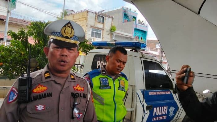 ambil_hp_saat_ngebut_penyebab_mobil_mazda_tabrak_tiang_listrik_di_medan_