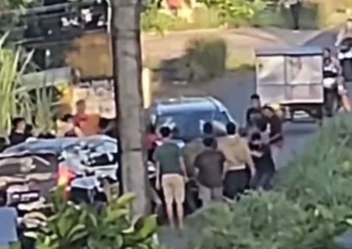 bentrok_warga_di_langkat_mobil_dirusak