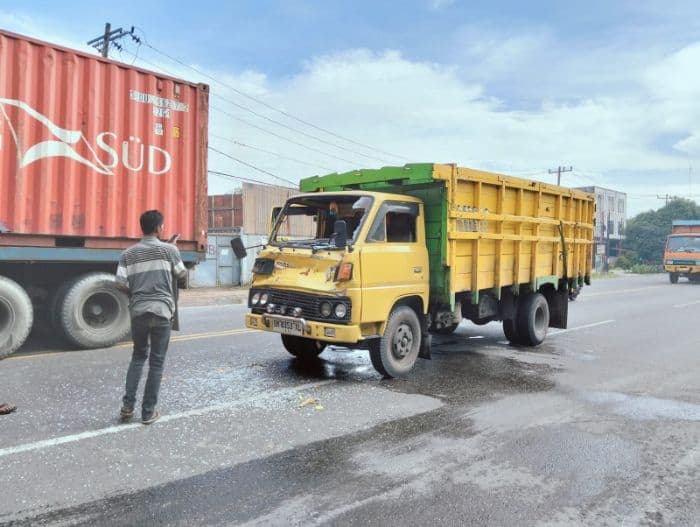 colt_diesel_bawa_ikan_patin_tabrak_truk_di_lubuk_pakam_sopir_terjepit