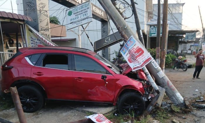 diduga_mabuk_pengemudi_mazda_tabrak_tiang_listrik_di_medan_johor