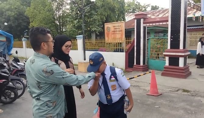 hari_pertama_sekolah_orang_tua_di_asahan_antusias_antar_anak