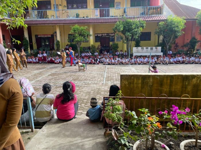 ramairamai_orang_tua_di_siantar_antar_anak_di_hari_pertama_sekolah