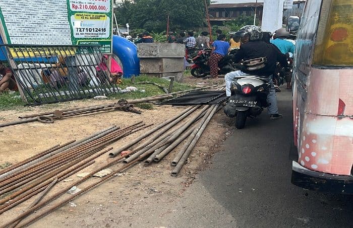 ratusan_warga_jarah_besi_dari_pabrik_kaca_tak_beroperasi_di_medan_deli