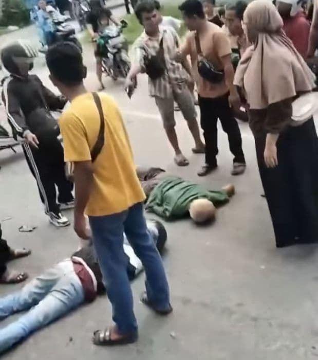 kecelakaan_di_jalan_sultan_serdang_depan_citra_land_dua_pemotor_luka_usai_senggolan_dengan_truk