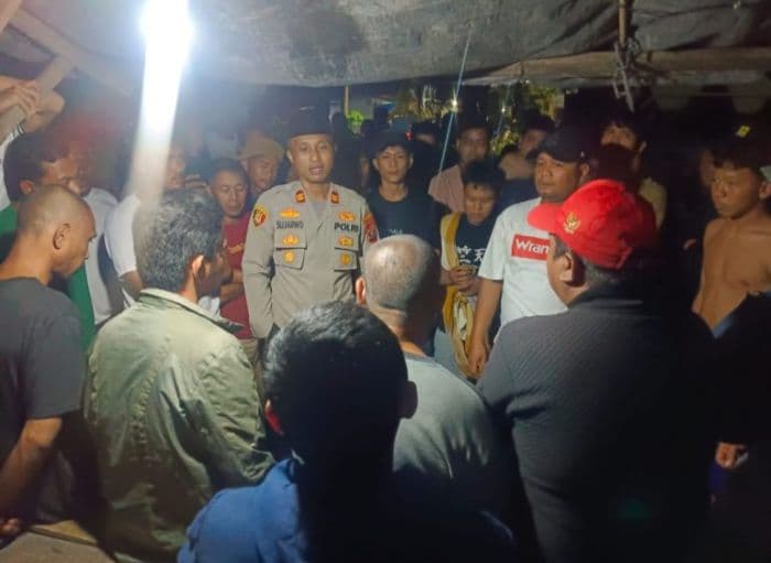 lima_pria_mengaku_anggota_bnn_ditangkap_warga_di_pantai_labu