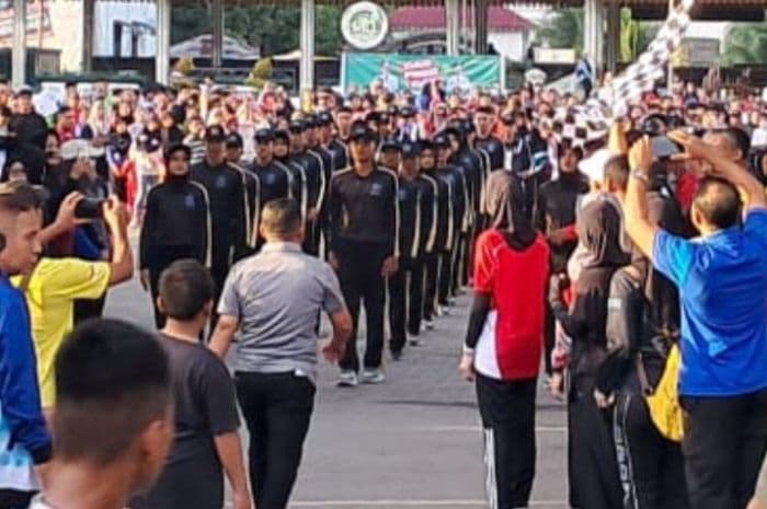 ratusan_warga_antusias_ikuti_car_free_day_jalan_sehat_di_tebing_tinggi