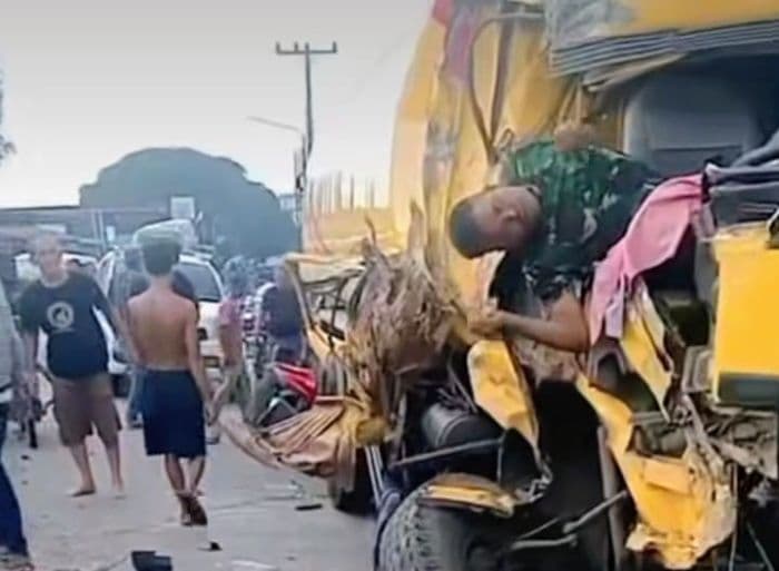 tabrakan_beruntun_3_kendaraan_di_batu_bara_4_orang_lukaluka_termasuk_balita