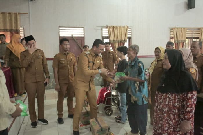 bupati_labusel_serahkan_bantuan_untuk_disabilitas_lansia_dan_warga_rentan
