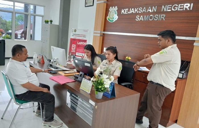 kasi_intel_kejari_samosir_bungkam_soal_saksi_titip_uang_korupsi_bansos_rp225_juta