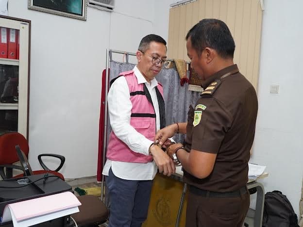 kejati_sumut_tahan_tersangka_baru_kasus_korupsi_kapal_tunda_rp1358_miliar
