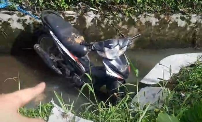 misterius_polisi_telusuri_pemilik_motor_honda_revo_yang_ditemukan_di_parit