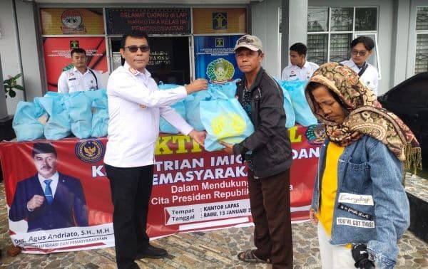 750_paket_bantuan_sosial_dari_lapas_narkotika_kelas_iia_pematangsiantar_dibagikan_ke_masyarakat