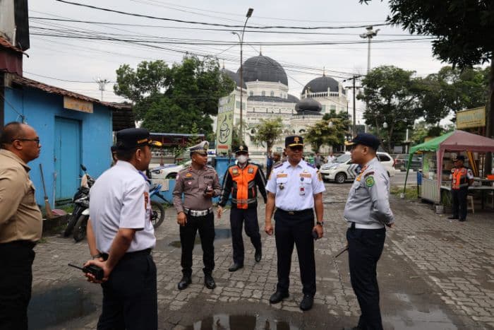atasi_kemacetan_naik_dan_turun_penumpang_di_jalan_sisingamangaraja_medan_ditertibkan