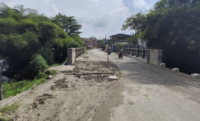 kontraktor_mulai_perbaiki_jembatan_dekat_kantor_putr_siantar_yang_rusak_