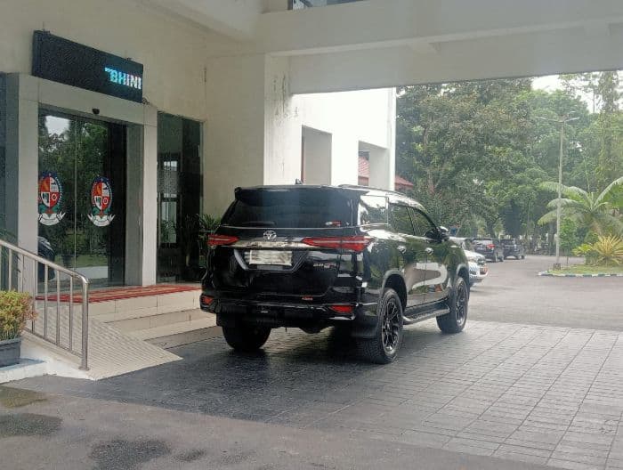 mobil_dinas_penjabat_bupati_deli_serdang_disewa_rp_18_juta_per_bulan