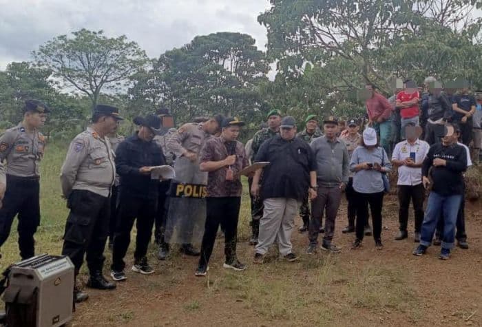 polres_samosir_kerahkan_58_personel_eksekusi_lahan_di_desa_maduma_berlangsung_kondusif