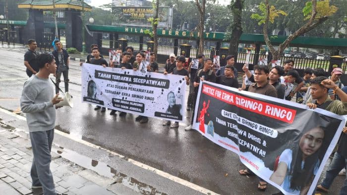 puluhan_mahasiswa_demo_pn_medan_minta_asn_dinkes_ditahan_atas_kasus_penganiayaan