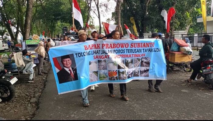 tuntut_perbaikan_jalan_rusak_warga_unjuk_rasa_ke_dprd_langkat