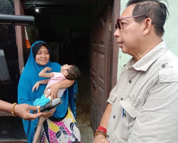 bantu_penderita_stunting_ketua_dprd_kota_medan_berikan_makanan_