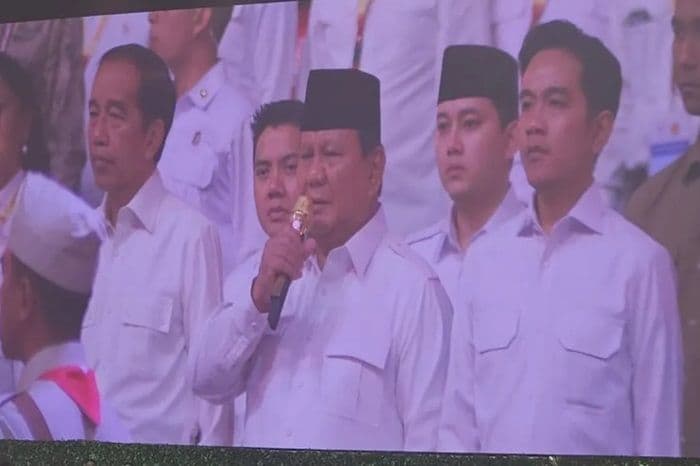 jokowi_dan_gibran_berdiri_dekat_prabowo_pada_momen_hut_ke17_gerindra