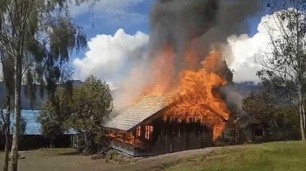 kkb_bakar_sekolah_di_papua_tengah_aparat_keamanan_beraksi