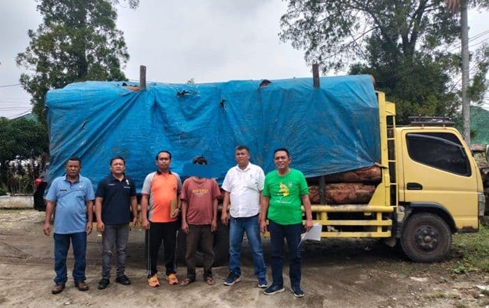 polisi_amankan_truk_pengangkut_kayu_ilegal_dari_dolok_sanggul_ke_siantar
