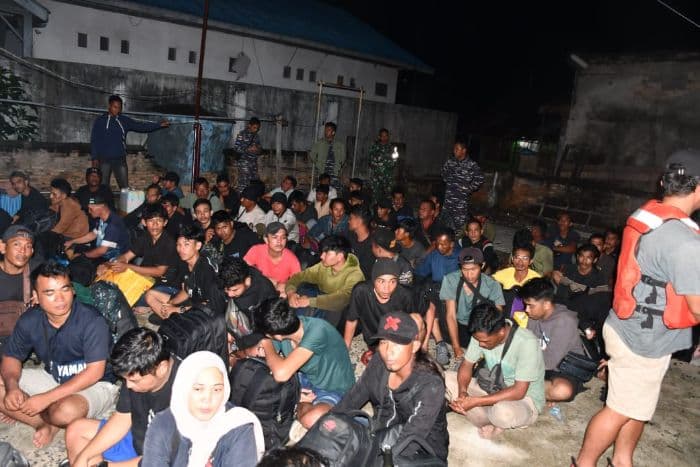 aksi_tni_al_kejar_kapal_selamatkan_71_pmi_ilegal_di_perairan_batu_bara