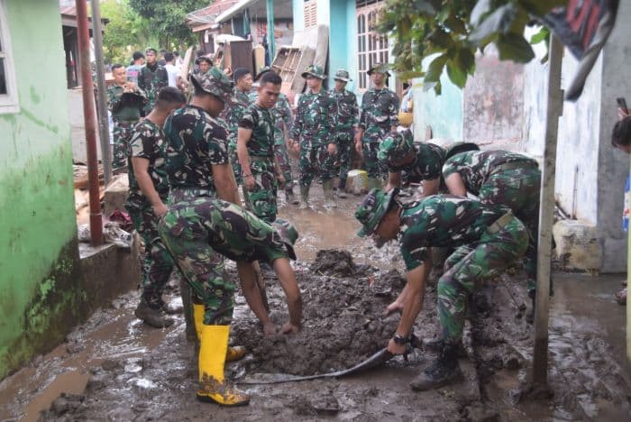 tni_kerahkan_prajurit_bantu_warga_terdampak_banjir_di_padangsidimpuan