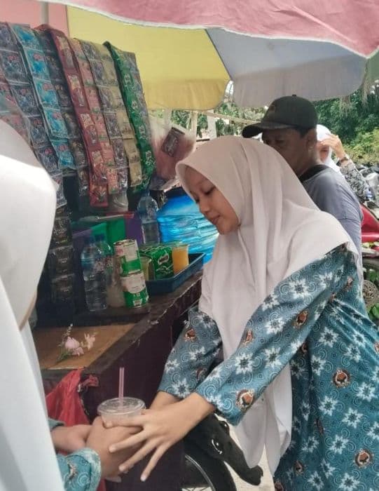 dulu_viral_jualan_es_kini_siswi_man_sergai_lolos_snbp_2025