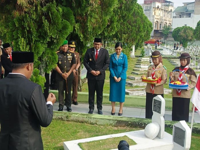 hut_sumut_gubernur_bobby_nasution_ziarah_ke_makam_pahlawan