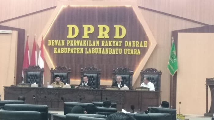 jawaban_lkpj_bupati_labura_disampaikan_setelah_sidang_molor_tiga_jam