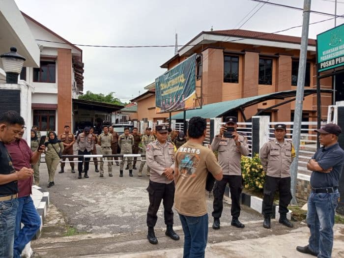 puluhan_wartawan_geruduk_kantor_kejari_padangsidimpuan