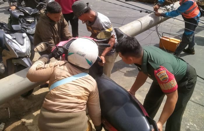 tiang_listrik_roboh_akibat_longsor_akses_padangsidimpuansipirok_terputus